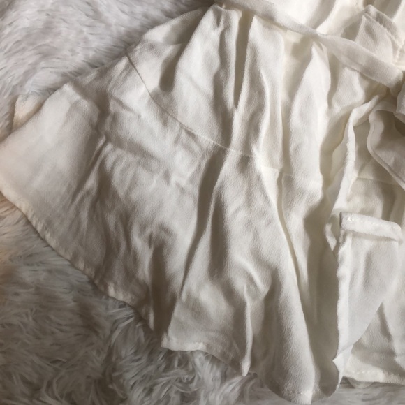 Lulu’s NWT white bell sleeve wrap top 🔥 - Picture 5 of 8